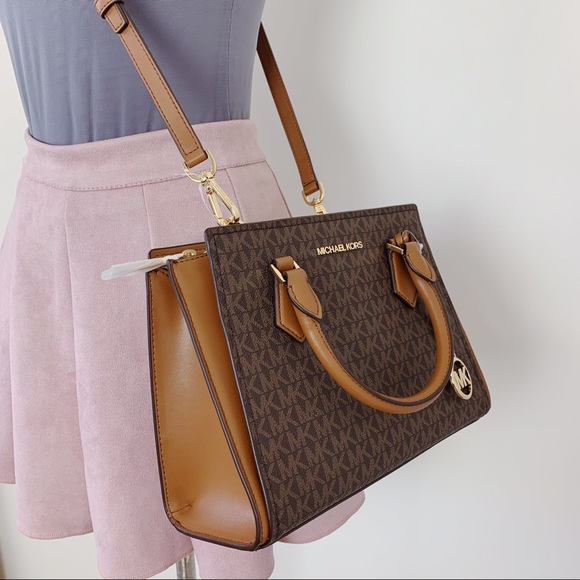 Michael Kors Hope Medium Messenger Bag - Picture 3 of 14